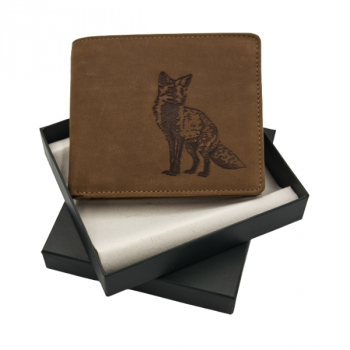 Brązowy skórzany portfel myśliwski z grawerem lisa w zielonym pudełku prezentowym