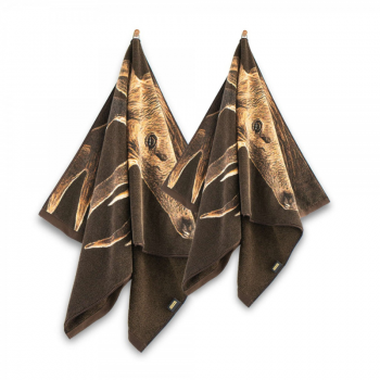 ręcznik JELEŃ brązowy — widok ręcznika zawieszonego na wieszaku