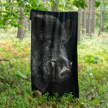 ręcznik DZIK czarny - widok ręcznika na tle lasu