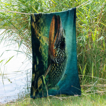 ręcznik SZCZUPAK zielony - widok ręcznika na tle stawu