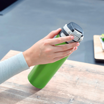 Kubek termiczny Flip 600ml KIWI, porównanie z wielkością dłoni