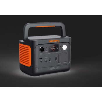 Stacja zasilająca Jackery Explorer 240V2 256WH, widok pod kątem na czarnym tle