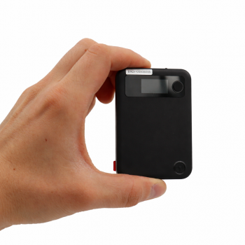 Dyktafon w dłoni – realna wielkość