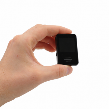 Dyktafon w dłoni – realna wielkość