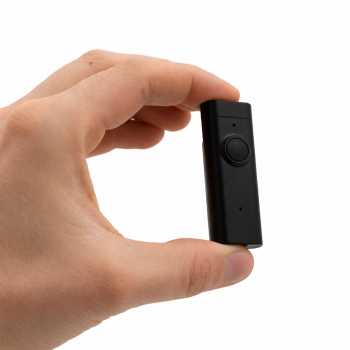 Dyktafon w dłoni – rzeczywisty rozmiar urządzenia