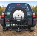 Czarny kosz do transportu zwierzyny montowany na samochodzie