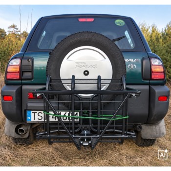 Czarny kosz do transportu zwierzyny montowany na samochodzie